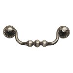 Poign�e tombante zamac avec rosaces - hauteur : 50 mm - entraxe : 110 mm - d�cor : vieil argent - largeur ...