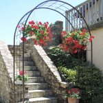 Arche de jardin treillage en fer vieilli tubes carrés grand modèle + 4 supports poteaux à enfoncer Arche de jardin treillage en fer vieilli tubes carrés grand modèle + 4 supports poteaux à enfoncer