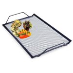 Plaque grill perforee en metal noir pour viandes et legumes
