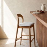 Chaise de bar avec assise rembourr�e en tissu et structure en bois massif naturel et blanc