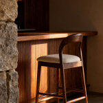 Chaise de bar design scandinave en bois massif noyer, assise rembourr�e en tissu, pour cuisine, bar