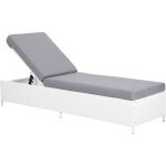 Chaise longue de jardin ou terrasse en rotin blanc avec coussin gris inclus dossier réglable et design ... Chaise longue de jardin ou terrasse en rotin blanc avec coussin gris inclus dossier réglable et design ...