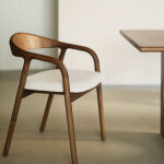 Chaise de salle � manger en bois, assise rembourr�e, cadre en fr�ne, couleur noyer et blanc