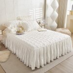 Couvre - lit matelass� en coton brocart � motif fleuri et jupe � volants en dentelle 180 x 200 x 40 cm, ...