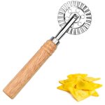 Grande roulette  dcouper avec long manche - manche en bois dlicat, idal pour les ptes, pizzas, raviolis, ...