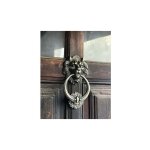 Heurtoir de porte en forme de tte de lion, bronze