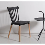 Kosmi - chaise style scandinave  barreaux modle pop - coque en rsine noire et pieds en bois naturel ...