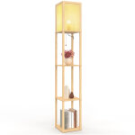 Lampadaire naturel en bois clair avec �tag�res et abat - jour carr� effet cannage