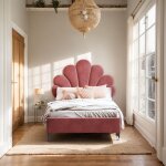 Ce lit de 90 x 200 cm, un lit pour enfant, est dot� d'un couvre - lit en velours et d'une t�te de lit ...