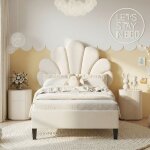 Ce lit enfant beige de 90 x 200 cm, avec son couvre - lit en velours et sa t�te de lit � motifs floraux, ...