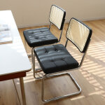 Lot de 2 chaises de salle � manger cantilever, simili cuir et rotin, m�tal chrom�, noir