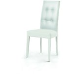 Lot de 2 chaises en simili cuir blanc avec boutons et des pieds en bois Lot de 2 chaises en simili cuir blanc avec boutons et des pieds en bois