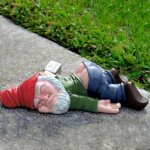 Nain de jardin ivre dr�le 15 cm ? d�coration en r�sine multicolore ? sculpture cr�ative pour pelouse ...
