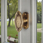 Ouvre&deco ? poign�e de fen�tre cr�mone chenonceau ? laiton dor� patin� ? entraxes 43 mm ? forme ergonomique ...