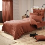 Pack parure de couette 140x200 cm + drap housse 90x190 + 1 taie gaze de coton bio terracotta Pack parure de couette 140x200 cm + drap housse 90x190 + 1 taie gaze de coton bio terracotta