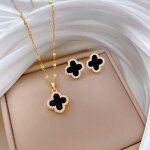 Parure de bijoux en or avec tr�fle noir - collier et boucles d'oreilles