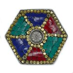 Plaque hexagonale, décor tibétain, porte - cône et bâton - vendu par 1 Plaque hexagonale, décor tibétain, porte - cône et bâton - vendu par 1