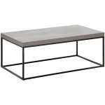 Table basse rectangulaire avec plateau effet béton et pieds noirs pour salon au style moderne et industriel ... Table basse rectangulaire avec plateau effet béton et pieds noirs pour salon au style moderne et industriel ...