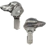 Teckel  poil court - broche avec clip, porte - numro de dpart, badge argent pour une exposition canine ...