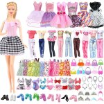 V�tements et accessoires pour poup�es barbie, comprenant des robes �l�gantes, des chemises � manches ...