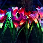 Lot de 4 lampes solaires de jardin avec 16 grandes fleurs de lys, led multicolores changeantes, étanches ... Lot de 4 lampes solaires de jardin avec 16 grandes fleurs de lys, led multicolores changeantes, étanches ...
