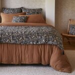 Adonis - chemin de lit 90x200cm gaze de coton bleu imprim� fleur d�tail 4 pompons