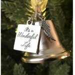 C'est un ornement de cloche d'ange de nol inspir de la vie merveilleuse avec un charme d'aile d'ange ...