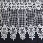 Brise bise en macram� au style ornemental blanc 30x45 cm