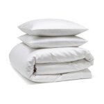 Iztoss - couette blanche de 220 x 240 cm avec deux oreillers 60 x 60 cm - pour deux places de matelas ...