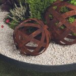 Boule d�co jardin m�tal ajour�e - rouille 40 cm