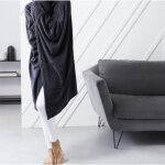 Promo linge - couverture plaid tv polaire avec manches et capuche 165x115cm - fusain Promo linge - couverture plaid tv polaire avec manches et capuche 165x115cm - fusain