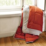 Linnea - couette polyester cocoon bicolore fibre creuse siliconée léger (été) 240x220 cm Linnea - couette polyester cocoon bicolore fibre creuse siliconée léger (été) 240x220 cm