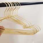 Lot de 10 cintres de vêtements en fer métal or doré 43cm, Élégants et de qualité, pour costumes t - shirts ... Lot de 10 cintres de vêtements en fer métal or doré 43cm, Élégants et de qualité, pour costumes t - shirts ...