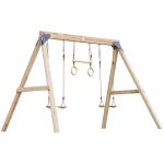 Axi maya balançoire double en bois fsc marron avec trapèze - portique autoportant avec 2 sièges - pour ... Axi maya balançoire double en bois fsc marron avec trapèze - portique autoportant avec 2 sièges - pour ...
