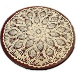 Napperon de table rond en dent de coton fait à la main beige 60 cm Napperon de table rond en dent de coton fait à la main beige 60 cm
