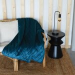 Plaid canap� en velours matelass� bleu paon 125x160 cm ? 100% polyester ? doublure microfibre ? rembourrage ...