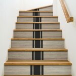 Planche de bois marron clair avec bandes noires, style industriel - contremarche adh�sive autocollante ...