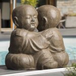 Statue moines shaolin enlacés patiné brun antique 50 cm Statue moines shaolin enlacés patiné brun antique 50 cm