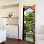 Plage - sticker porte, trompe l'oeil porte en bois ouverte sur les colines vertes et bois�es, 204 cm ...