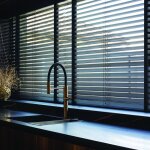 Madecostore - store v�nitien bambou 50mm avec galon - noir - l60 x h250cm