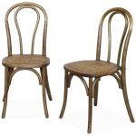 Lot de deux chaises vintage en bois avec assise en rotin et dossier arrondi coloris marron vieilli Lot de deux chaises vintage en bois avec assise en rotin et dossier arrondi coloris marron vieilli