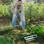 Aérateur à gazon roulant de 46 cm scarificateur manuel à pointes rotatives avec large Écran de protection ... Aérateur à gazon roulant de 46 cm scarificateur manuel à pointes rotatives avec large Écran de protection ...