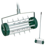 Aerateur de pelouse roulant avec poignee