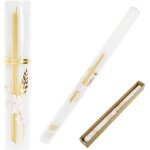 Une bougie de bapt�me pour une fille avec une croix en or et des fleurs roses