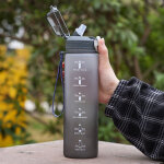 Bouteille d'eau de 1 l avec bouchon anti - fuite � clapet, paille et dragonne, design motivant