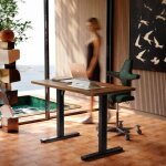 Bureau �lectrique r�glable en hauteur 120x60cm - 4 positions m�moris�es, design bois de noyer noir, polyvalent ...