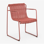 Chaise de jardin empilable avec accoudoirs en rotin synth�tique et acier revia sklum terracota