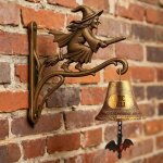 Cloche porte vintage fonte halloween ? sorci�re murale avec balai, d�coration ext�rieure
