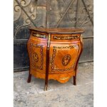 Commode de style louis xvi avec ornements, armoire en bois vintage Commode de style louis xvi avec ornements, armoire en bois vintage