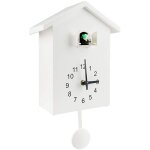 Le coucou de l'horloge murale de style nordique sort de la fen�tre pour indiquer l'heure